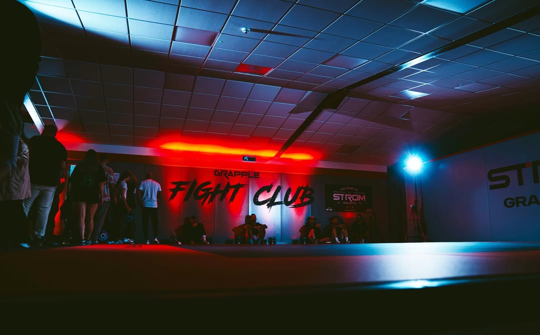 GrappleMax Fight Club arena with red and blue lighting before a match